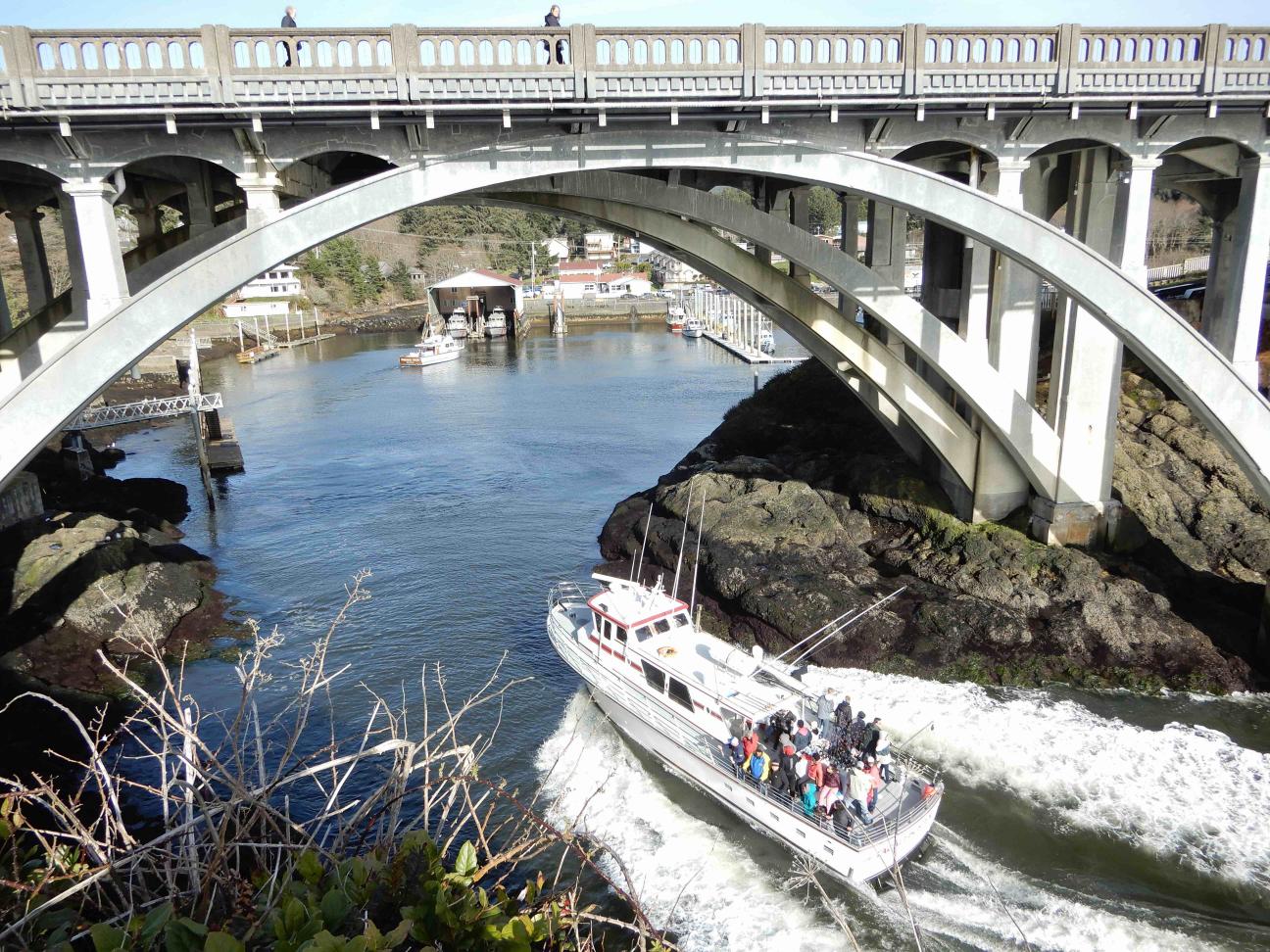 BBB.DB HARBOR BRIDGE boat enters