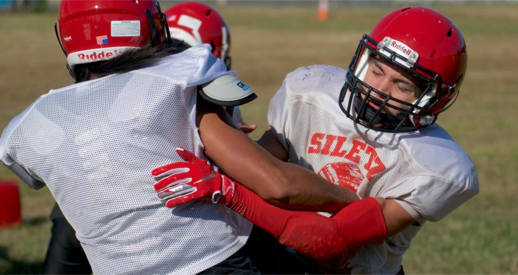SPORTS-SILETZ FTBL.BLOCKING PRACTICE (2) SPORTS SILETZ FTBL.BLOCKING PRACTICE (2)